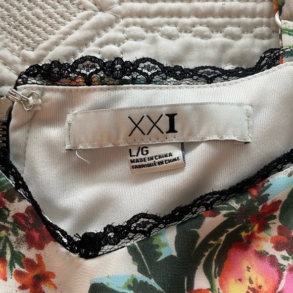 White floral print dress with black lace edging - Picture 5 of 5